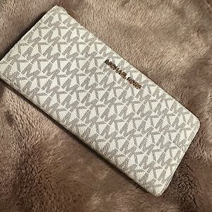 This is a Michael Kors Wallet in color Vanilla/white . It is in great condition